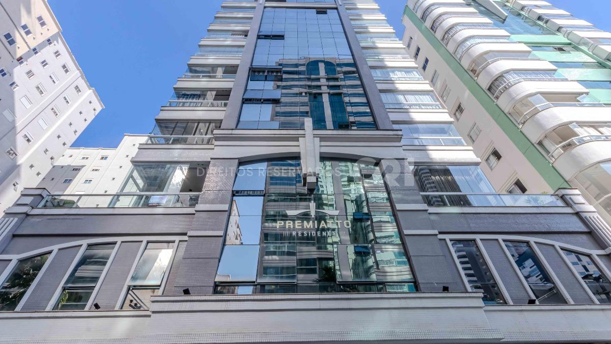 Apartamento com 3 suítes no edifício Premiatto na Meia Praia em Itapema