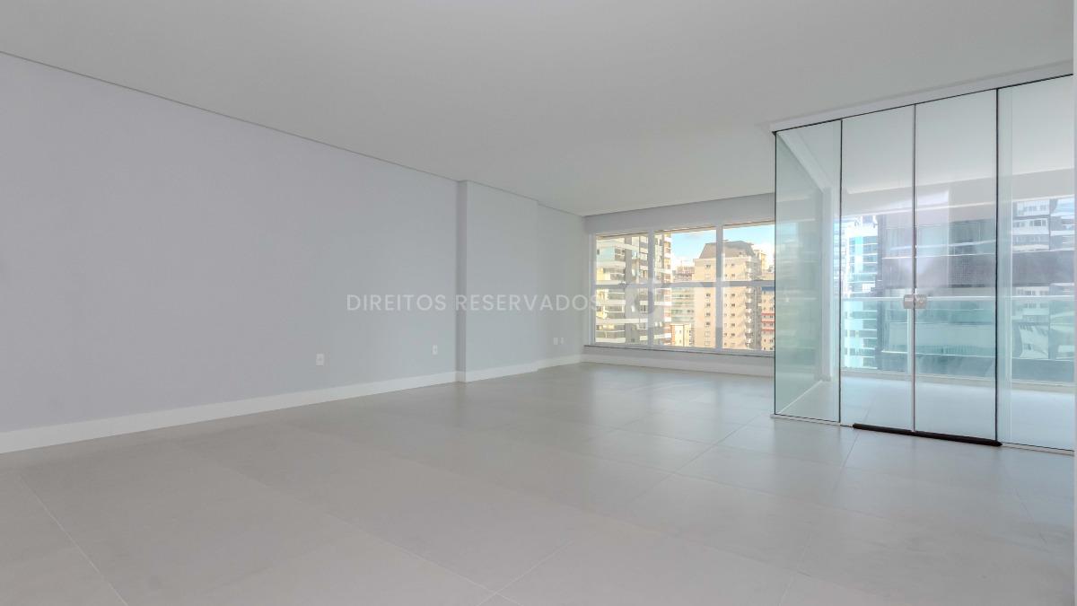 Apartamento com 3 suítes no Residencial El Elyon na Meia Praia, Itapema