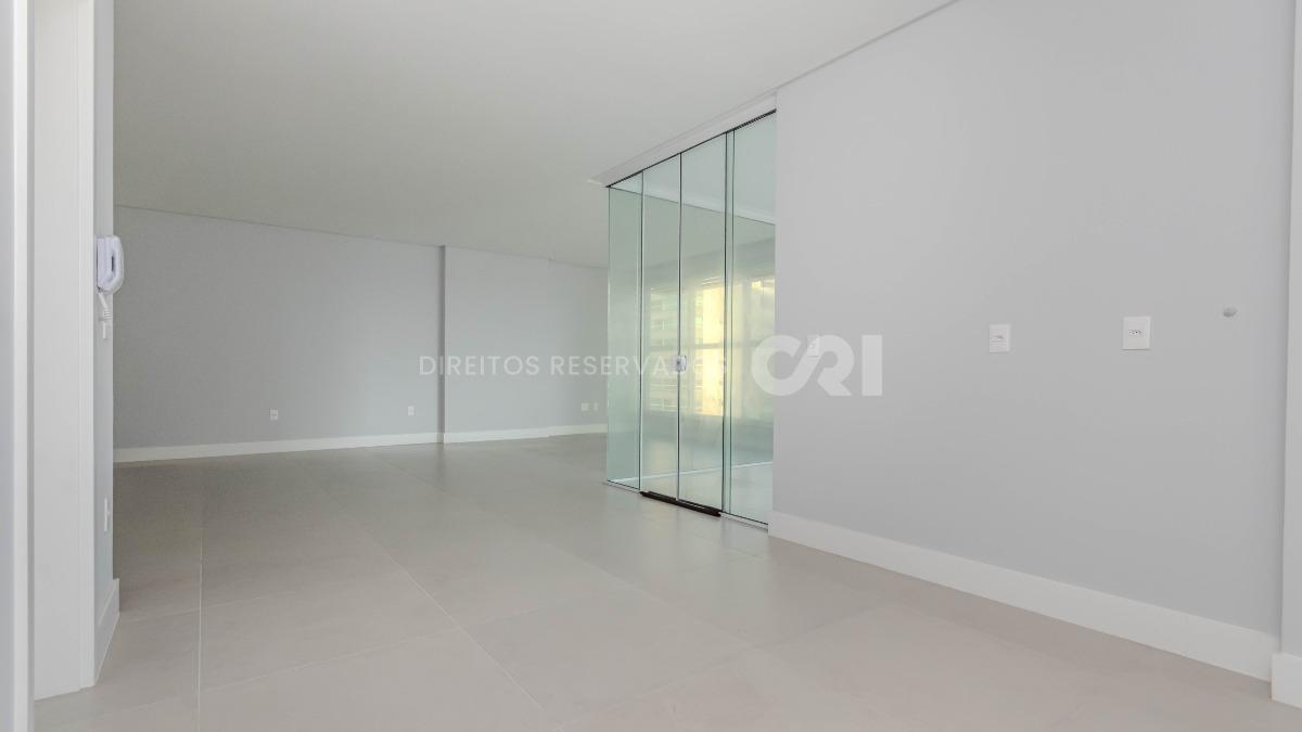 Apartamento com 3 suítes no Residencial El Elyon na Meia Praia em Itapema