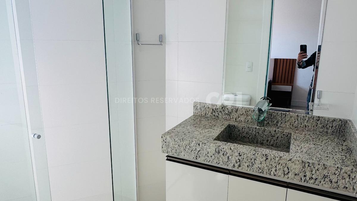 Apartamento com 3 suítes no Zurich Residence na Meia Praia em Itapema