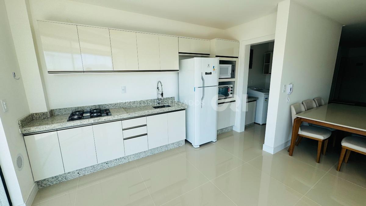 Apartamento com 3 suítes no Zurich Residence na Meia Praia em Itapema