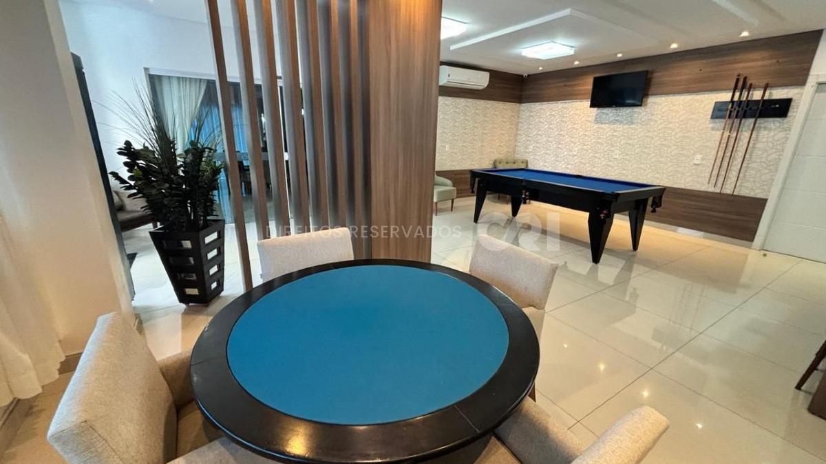 Apartamento com 3 suítes no Edifício Sky Tower na Meia Praia em Itapema
