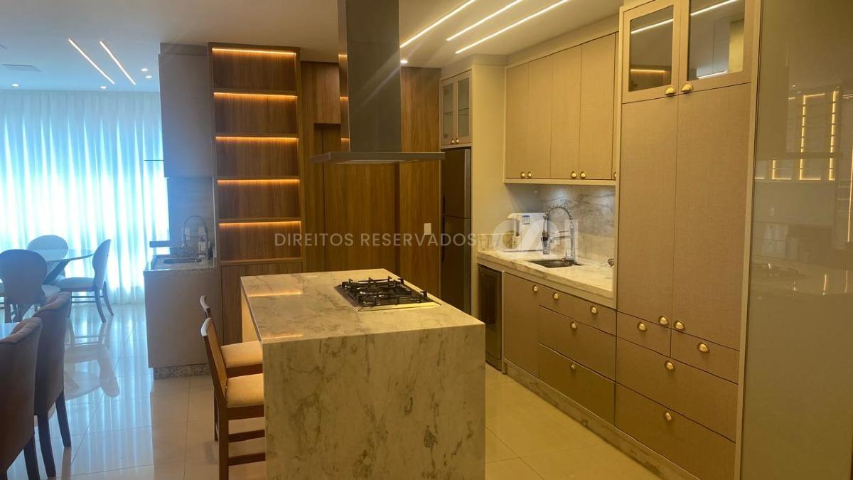 Apartamento com 3 suítes no edifício Munique na Meia Praia em Itapema