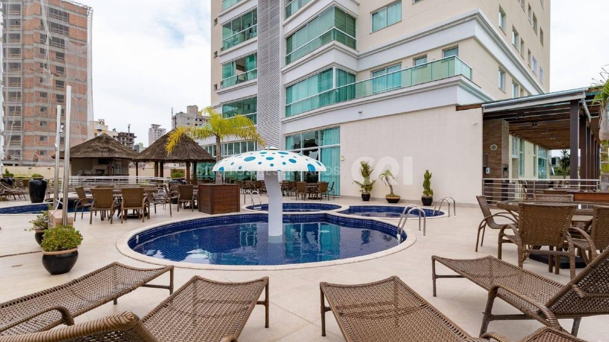 Apartamento com 3 suítes no edifício Munique na Meia Praia em Itapema