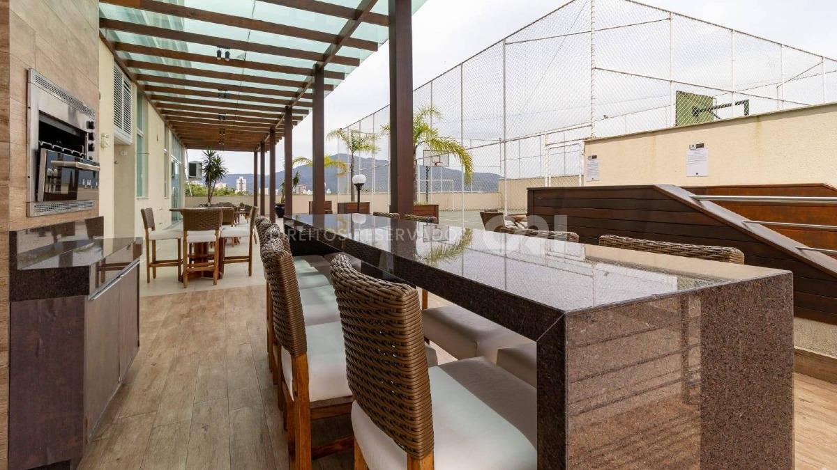 Apartamento com 3 suítes no edifício Munique na Meia Praia em Itapema