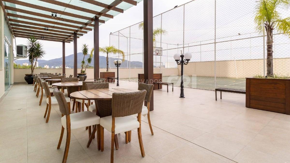 Apartamento com 3 suítes no edifício Munique na Meia Praia em Itapema