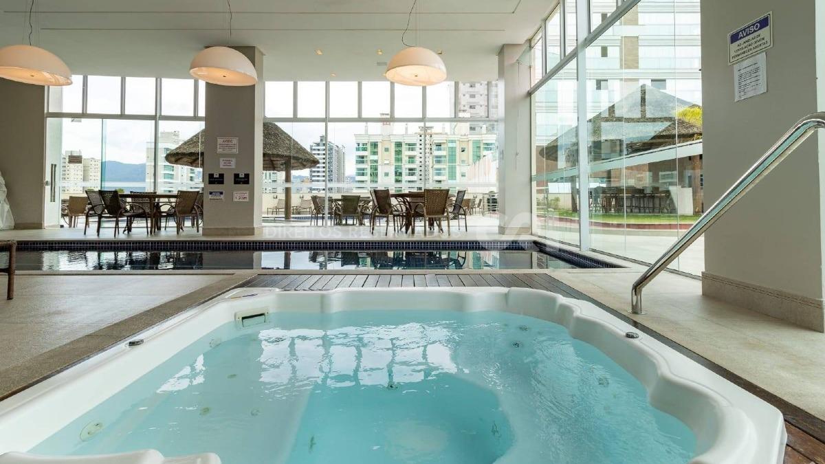Apartamento com 3 suítes no edifício Munique na Meia Praia em Itapema