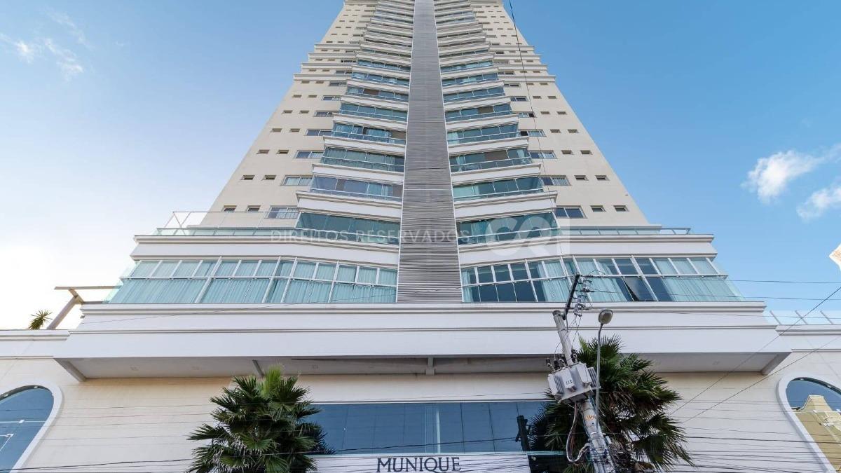 Apartamento com 3 suítes no edifício Munique na Meia Praia em Itapema