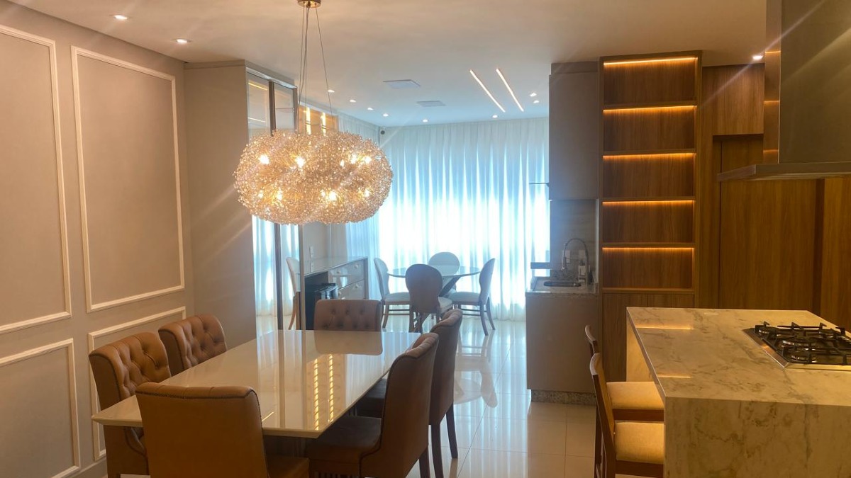 Apartamento com 3 suítes no edifício Munique na Meia Praia em Itapema