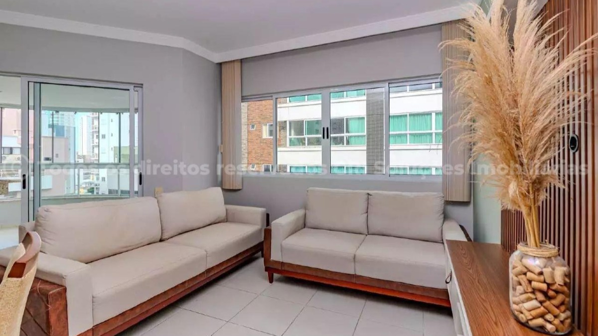 Apartamendo no Baia dos Golfinhos com 03 Quartos sendo 01 suíte no Centro em Balneário Camboriú