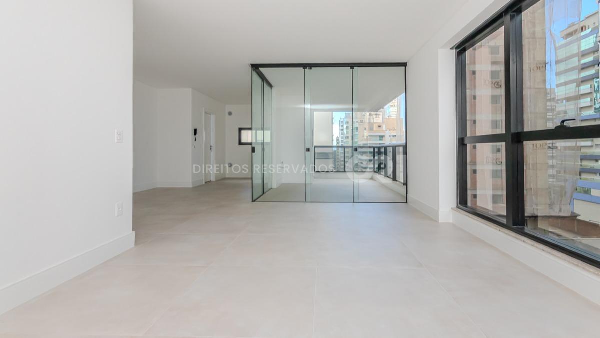 Apartamento  com 3 suítes no Fiori Del Mare na Meia Praia em Itapema