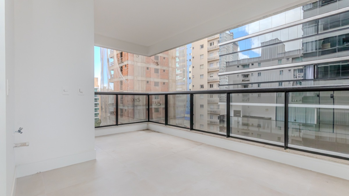 Apartamento com 3 suítes no Fiori Del Mare na Meia Praia em Itapema