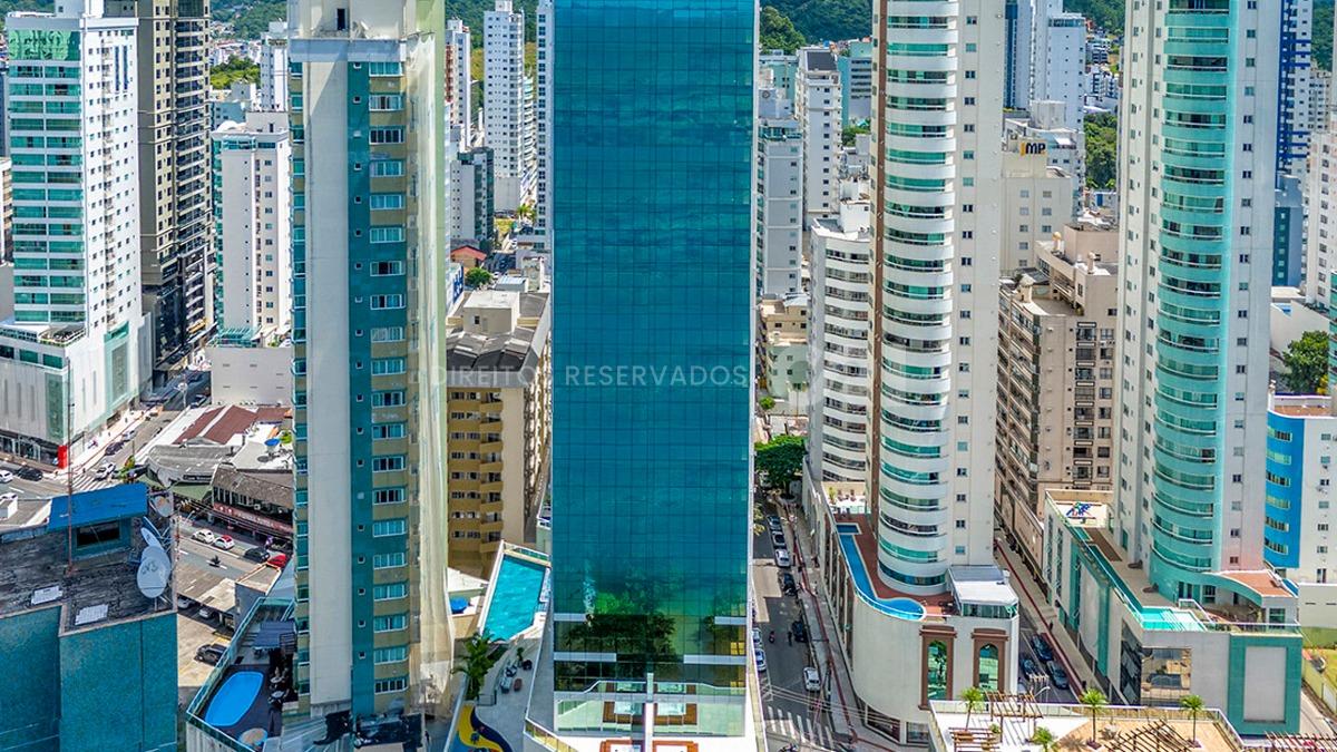 Unidade diferenciada com terraço, 4 suítes no edifício Skyline Tower na Barra Norte, Balneário Camboriú