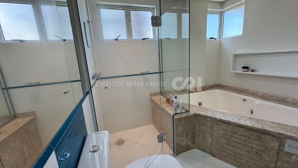 Apartamento com 4 dormitórios no Edifício Baía dos Golfinhos no Centro de Balneário Camboriú