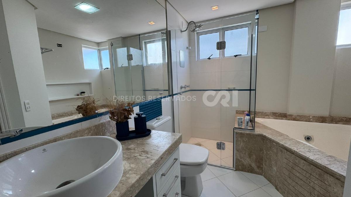 Apartamento com 4 dormitórios no Edifício Baía dos Golfinhos no Centro de Balneário Camboriú