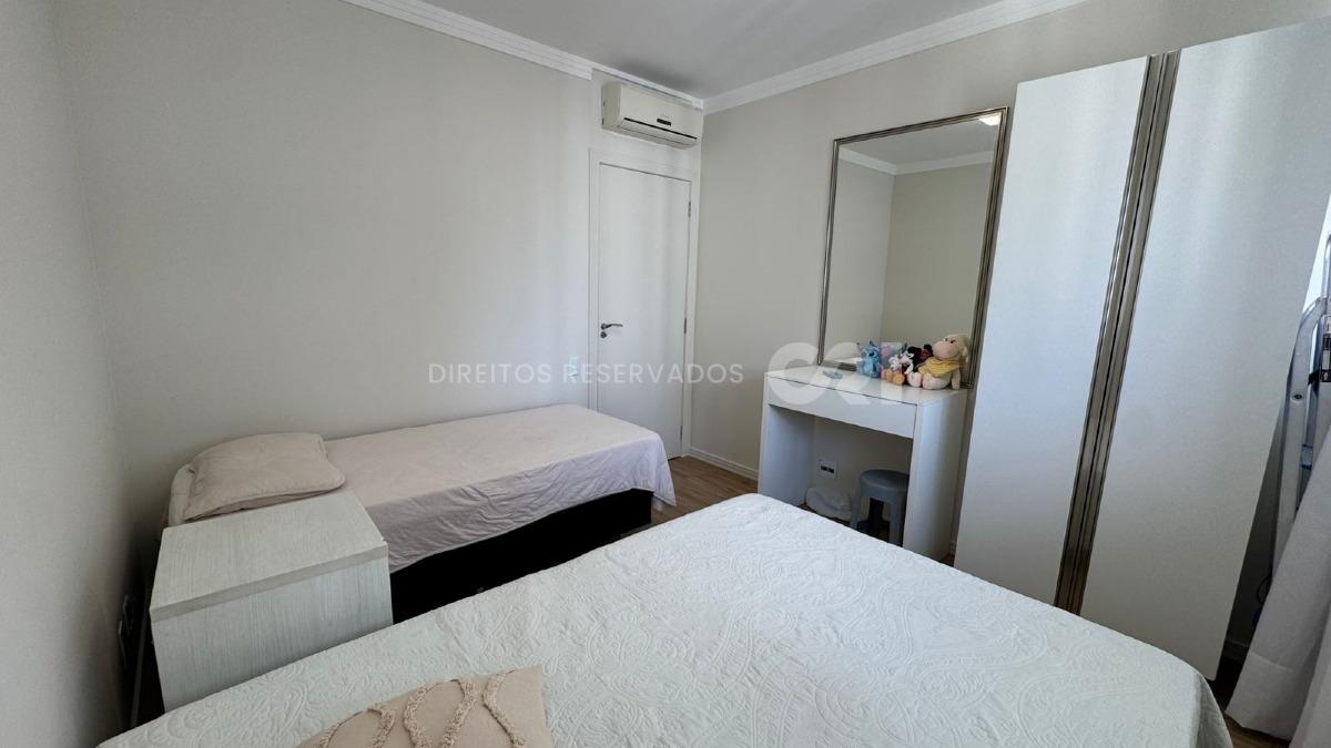 Apartamento com 4 dormitórios no Edifício Baía dos Golfinhos no Centro de Balneário Camboriú