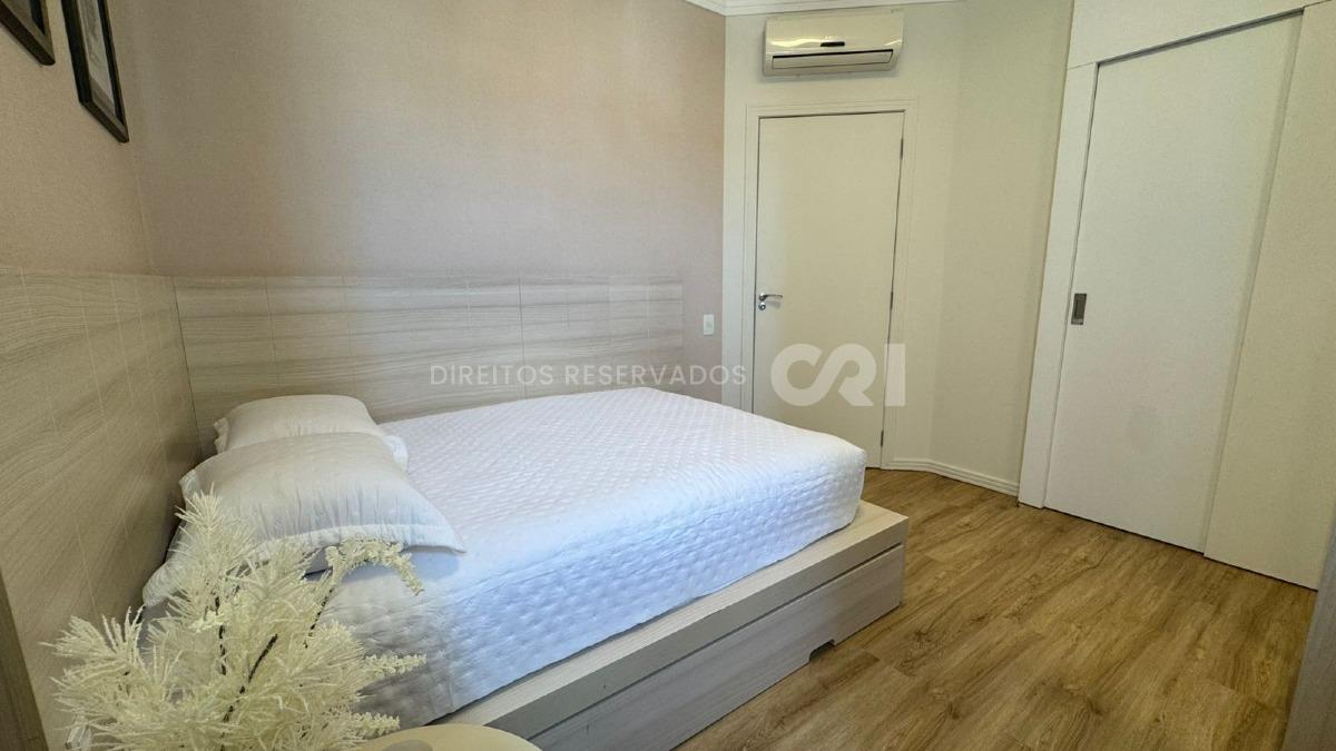 Apartamento com 4 dormitórios no Edifício Baía dos Golfinhos no Centro de Balneário Camboriú