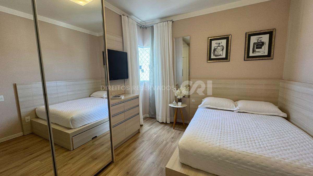 Apartamento com 4 dormitórios no Edifício Baía dos Golfinhos no Centro de Balneário Camboriú