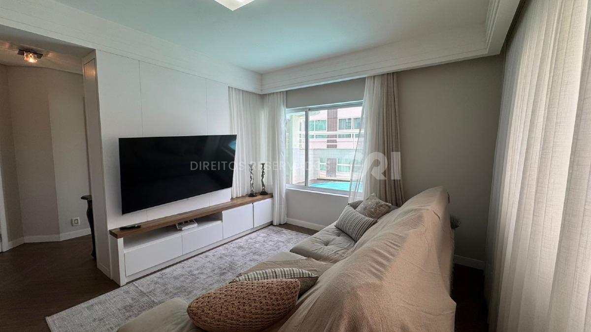 Apartamento com 4 dormitórios no Edifício Baía dos Golfinhos no Centro de Balneário Camboriú