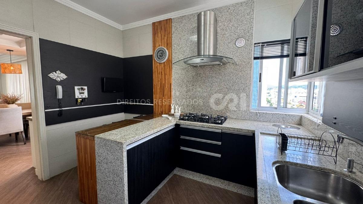Apartamento com 4 dormitórios no Edifício Baía dos Golfinhos no Centro de Balneário Camboriú