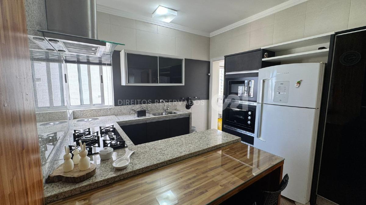 Apartamento com 4 dormitórios no Edifício Baía dos Golfinhos no Centro de Balneário Camboriú