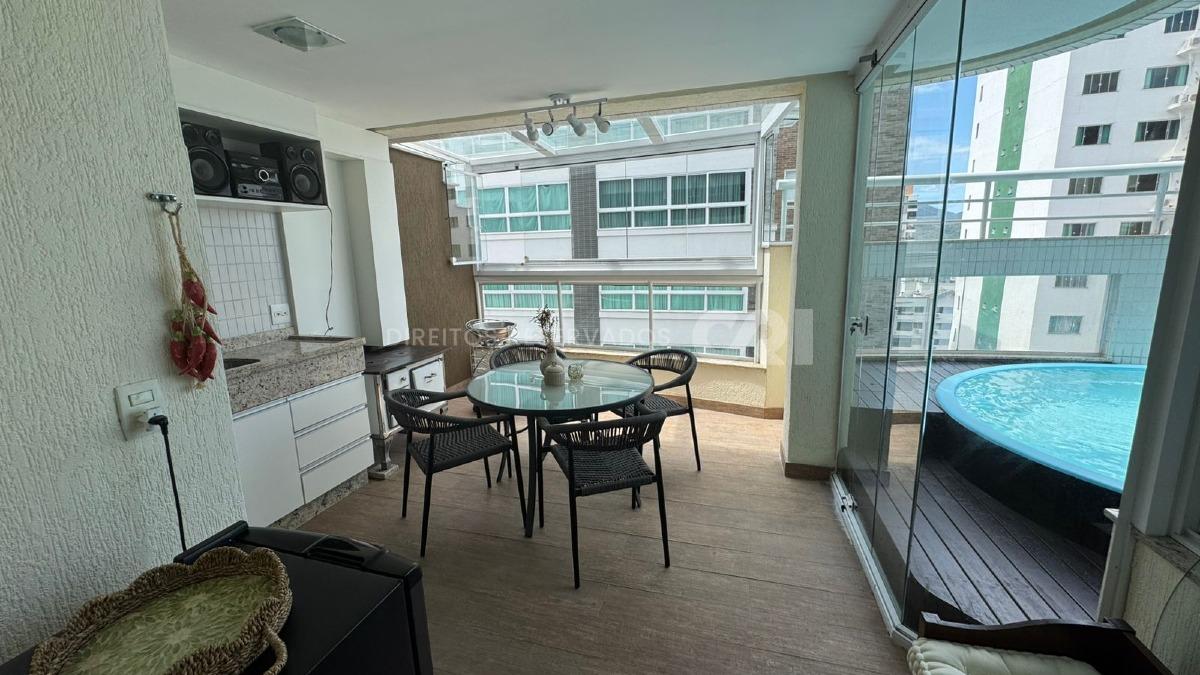 Apartamento com 4 dormitórios no Edifício Baía dos Golfinhos no Centro de Balneário Camboriú