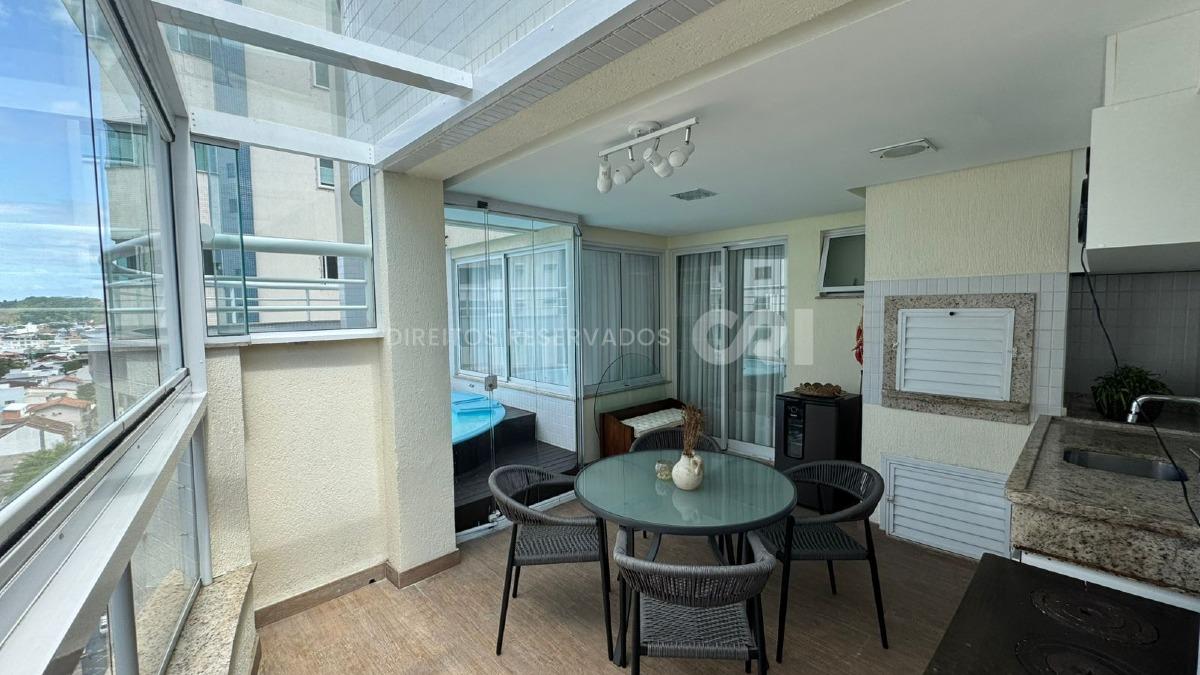 Apartamento com 4 dormitórios no Edifício Baía dos Golfinhos no Centro de Balneário Camboriú