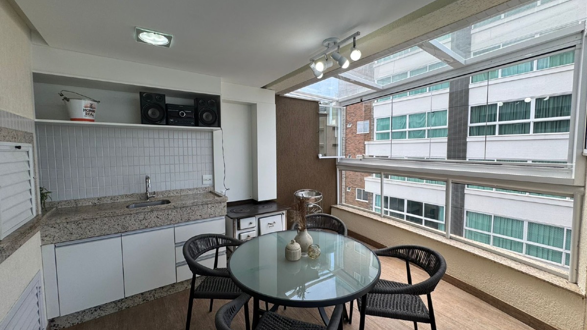 Apartamento com 4 dormitórios no Edifício Baía dos Golfinhos no Centro de Balneário Camboriú