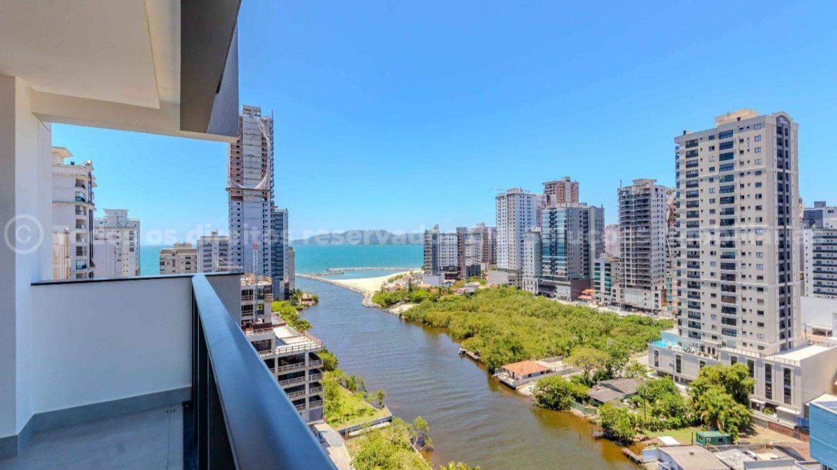 Apartamento com 3 suítes no edifício Villa Del Fiume na Meia Praia em Itapema
