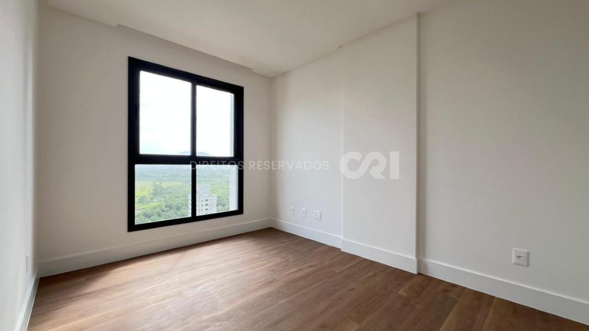 Apartamento com 3 suítes Villa Del Fiume na Meia Praia em Itapema