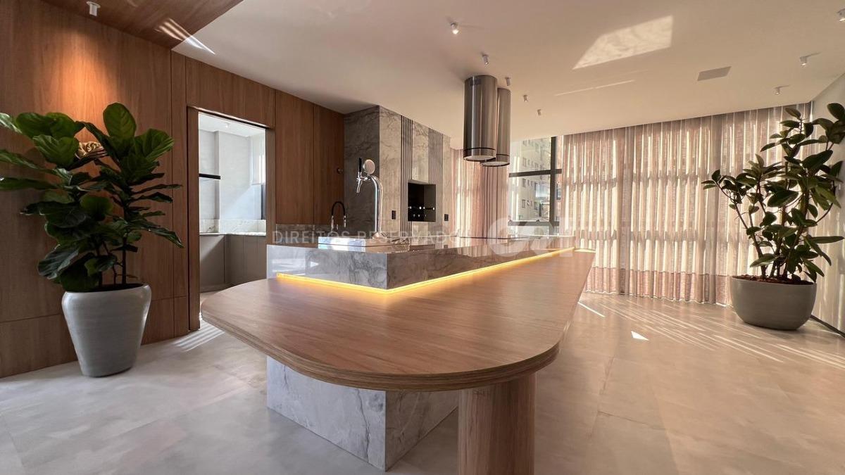 Apartamento com 3 suítes Villa Del Fiume na Meia Praia em Itapema
