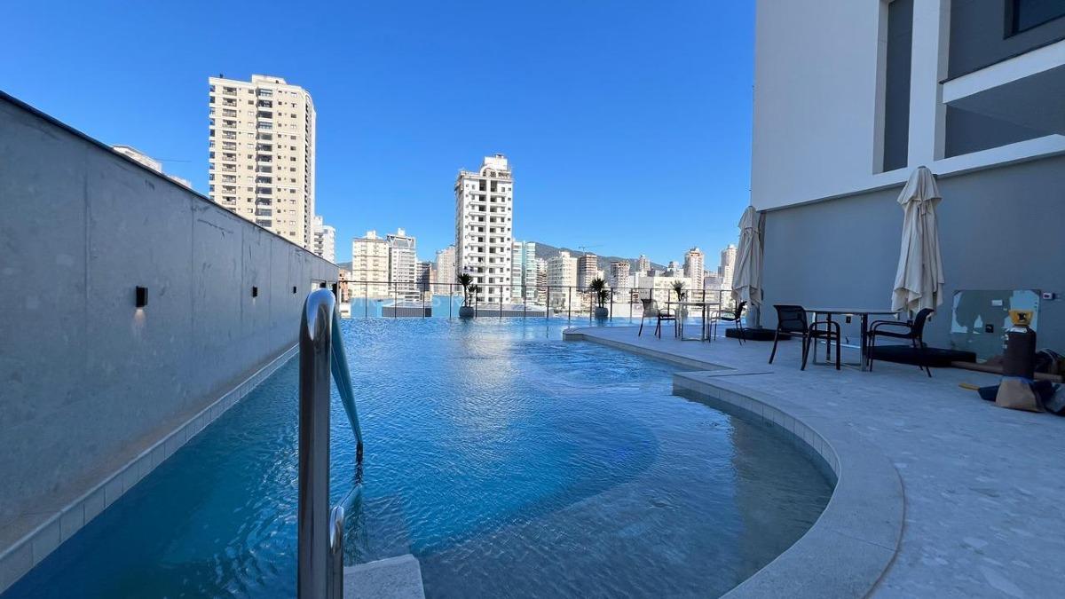 Apartamento com 3 suítes Villa Del Fiume na Meia Praia em Itapema