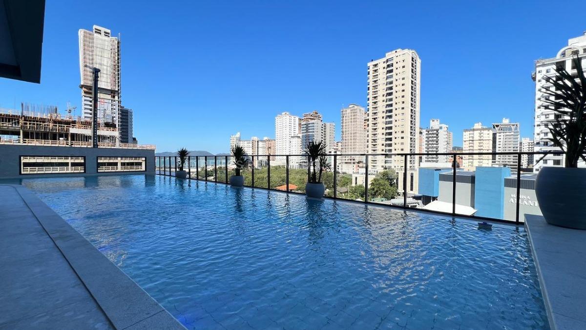 Apartamento com 3 suítes Villa Del Fiume na Meia Praia em Itapema