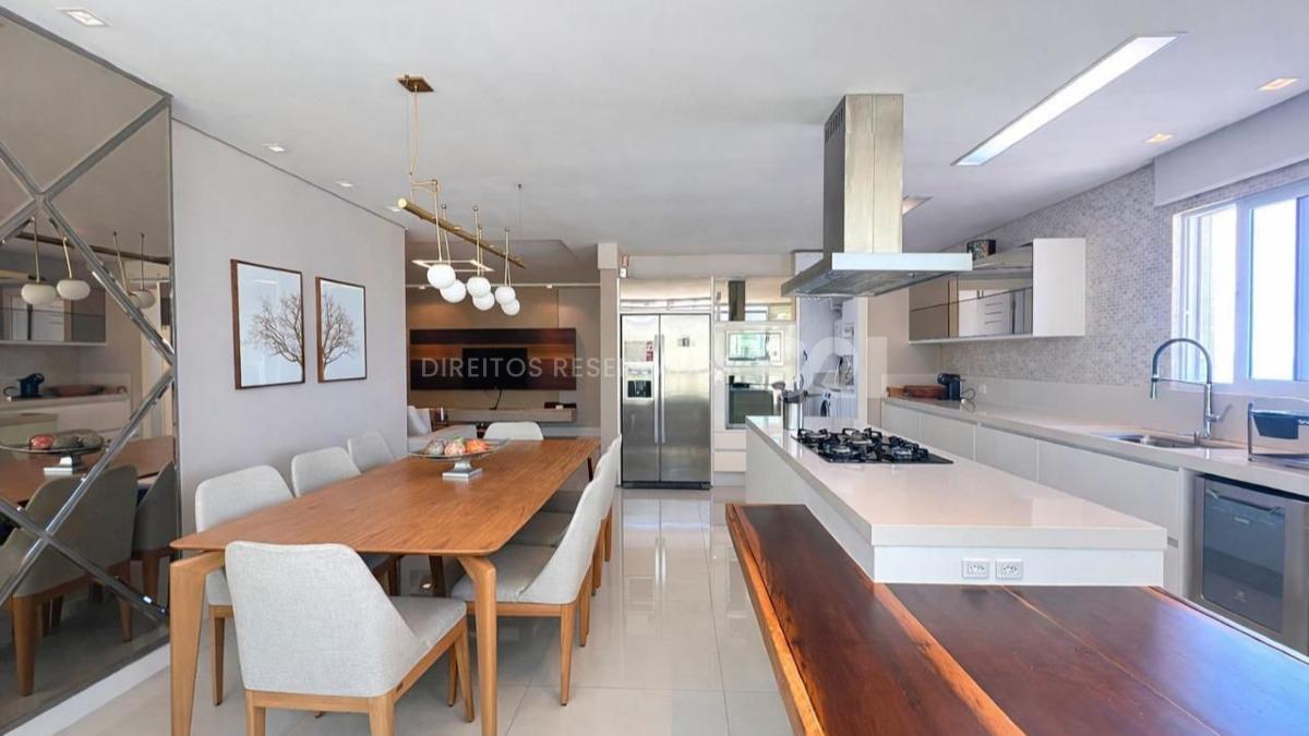 Apartamento com 4 suítes no Edifício Lumiere no Centro de Balneário Camboriú