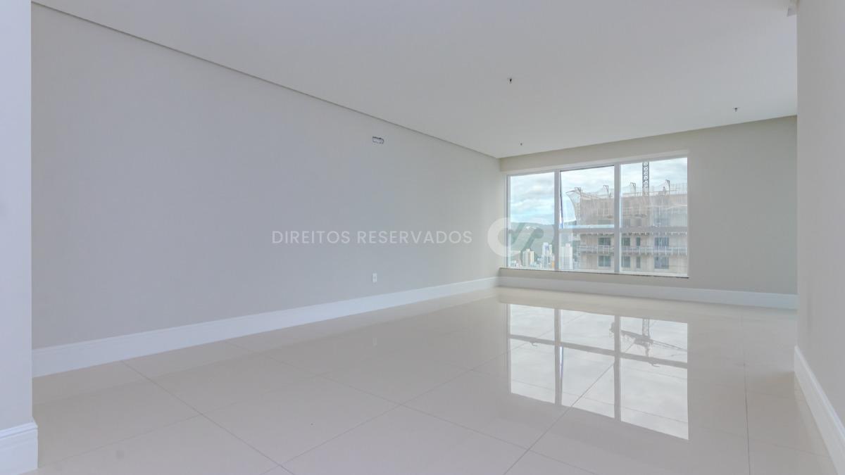 Apartamento com 4 suítes no La Belle Tour no Centro de Balneário Camboriú