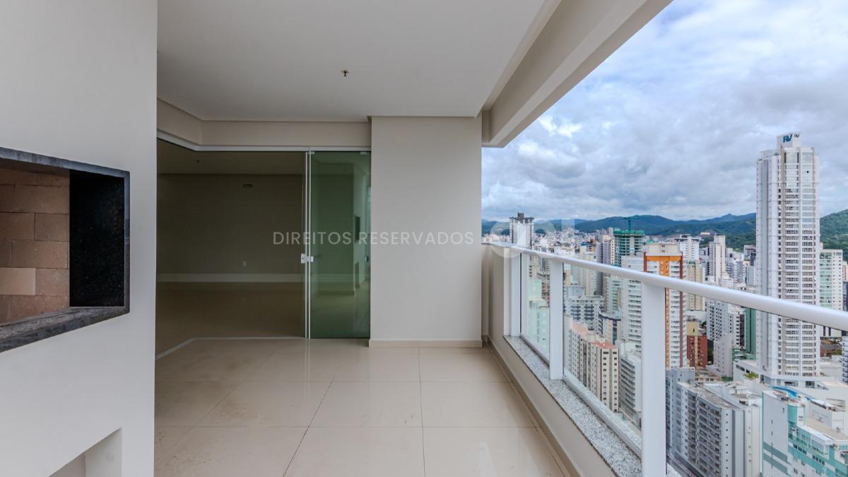 Apartamento com 4 suítes no La Belle Tour no Centro de Balneário Camboriú