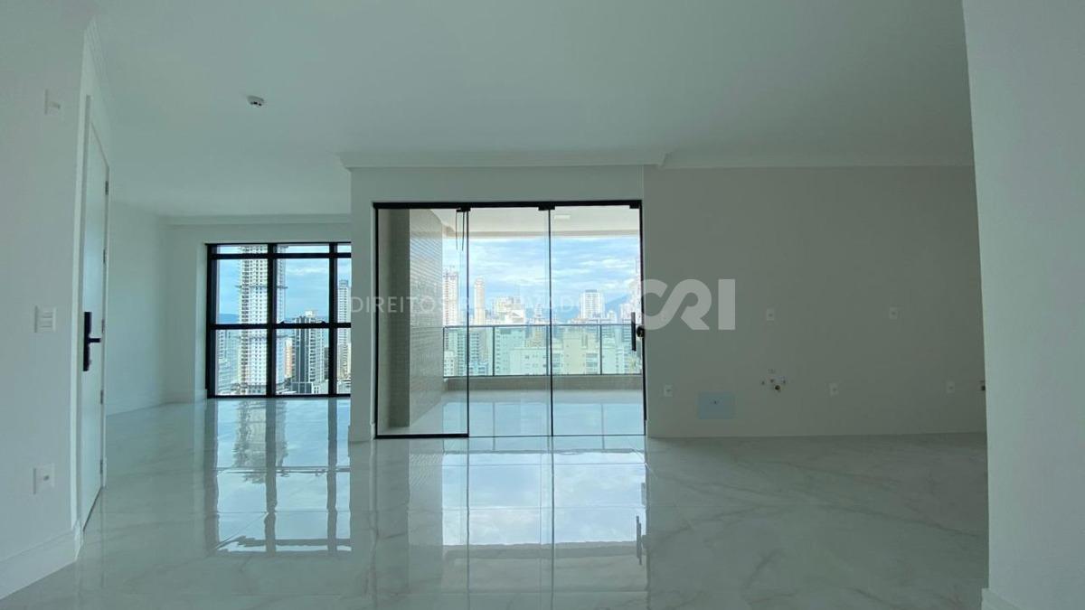 Apartamento com 3 suítes no Greta Palace Residence na Meia Praia em Itapema