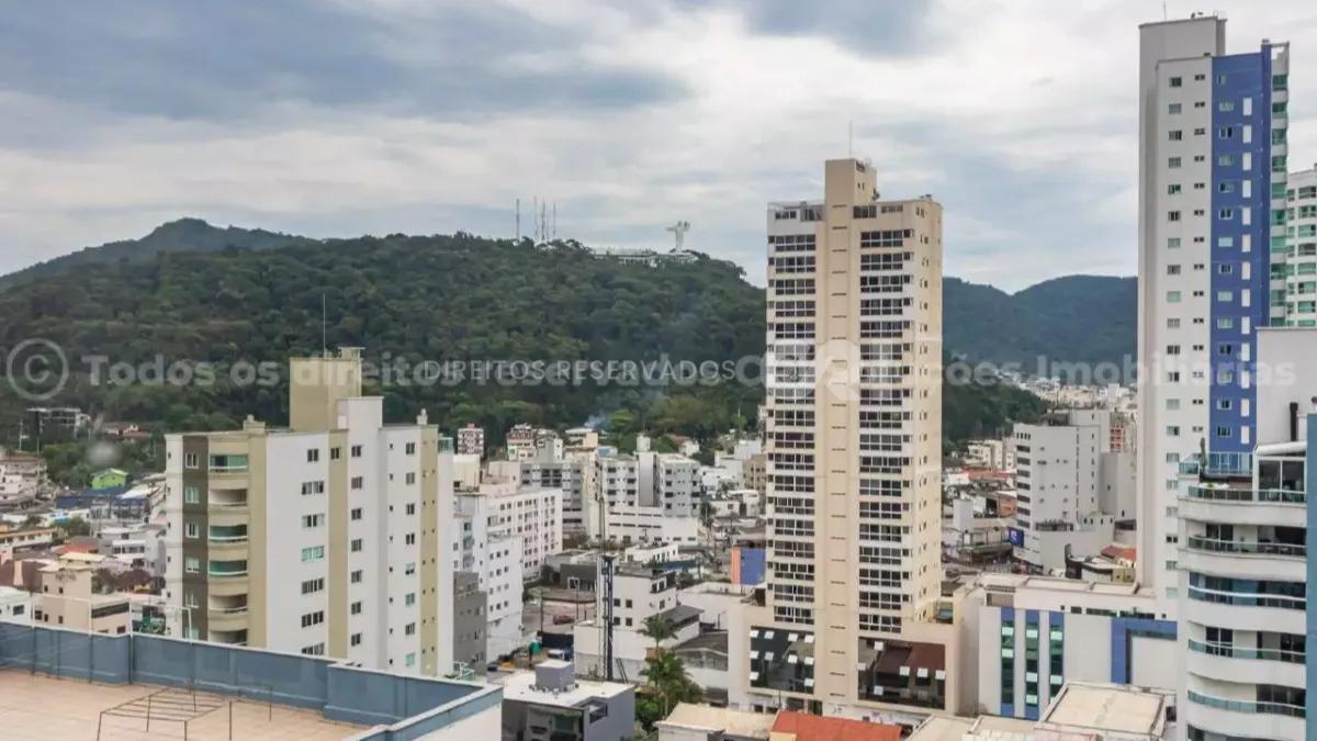 Cobertura com 4 suítes no Edifício Dresden no Centro de Balneário Camboriú