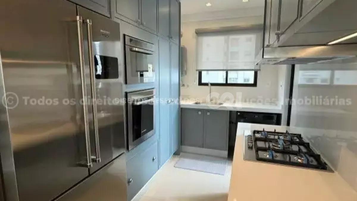 Apartamento com 3 suítes no Edifício Merithamon no Centro de Balneário Camboriú