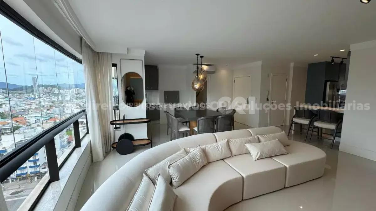 Apartamento com 3 suítes no Edifício Merithamon no Centro de Balneário Camboriú