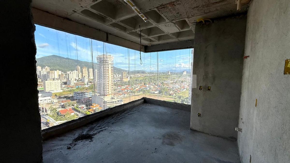 Apartamento com 4 Suítes no edifício Thiesen Residence na Meia Praia em Itapema
