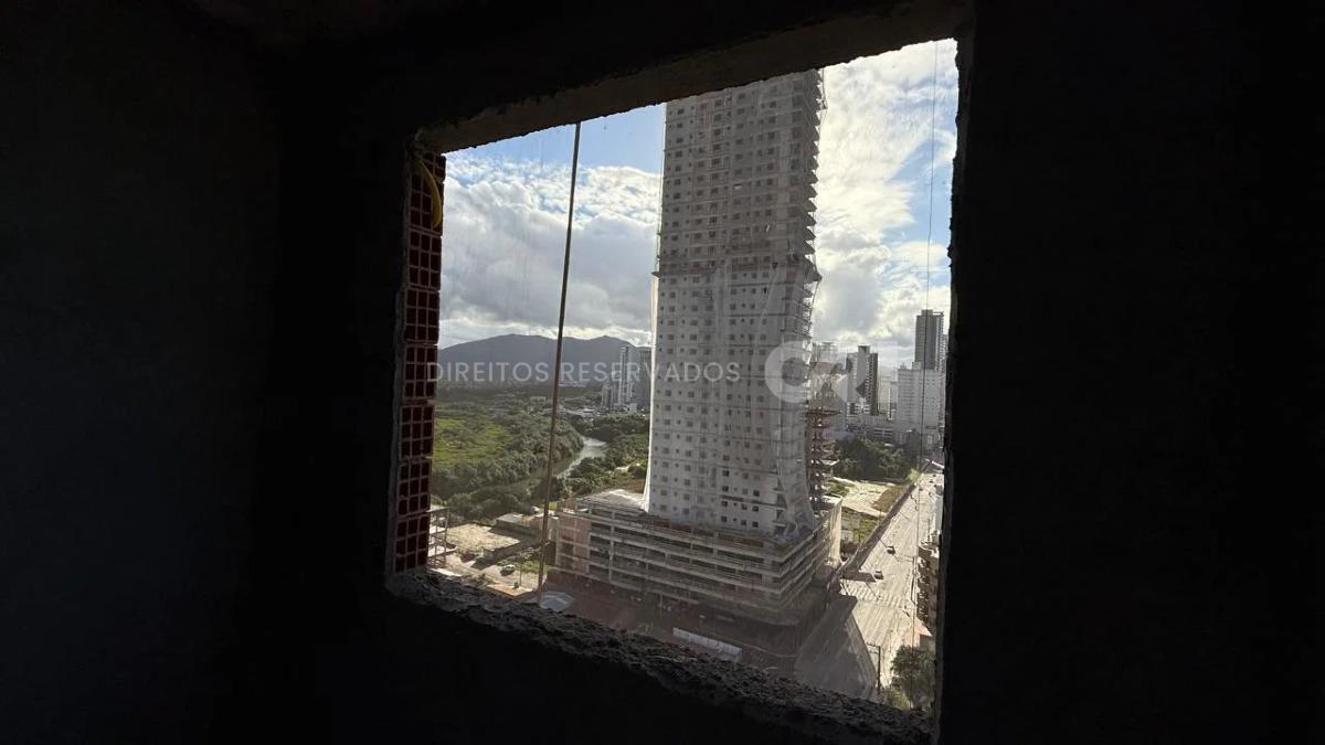 Apartamento com 4 Suítes no edifício Thiesen Residence na Meia Praia em Itapema