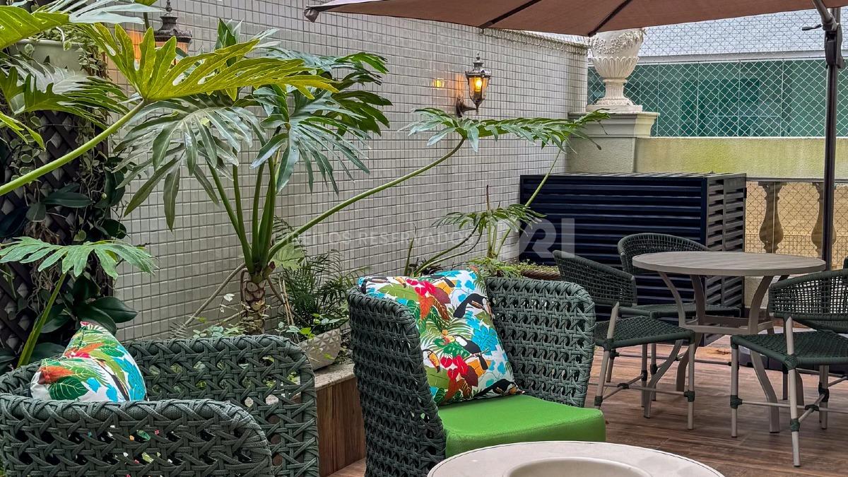 Apartamento duplex com 4 suítes no Edifício Marie Antoniette na Meia Praia em Itapema