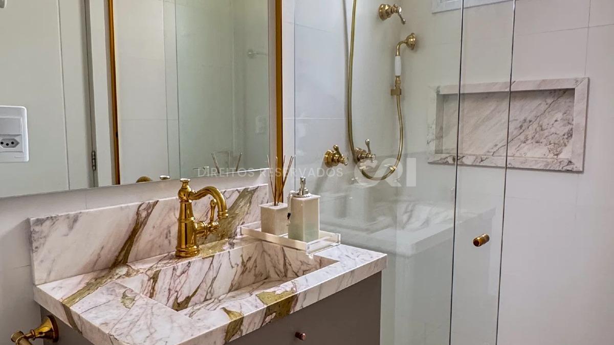 Apartamento duplex com 4 suítes no Edifício Marie Antoniette na Meia Praia em Itapema