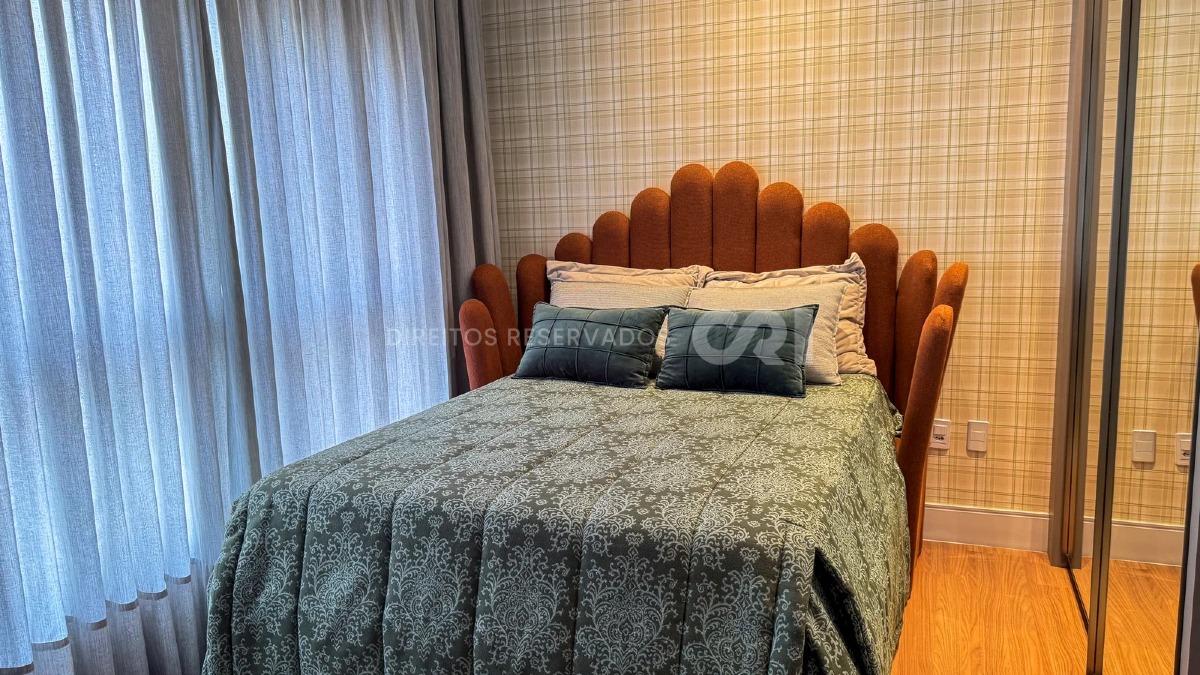 Apartamento duplex com 4 suítes no Edifício Marie Antoniette na Meia Praia em Itapema