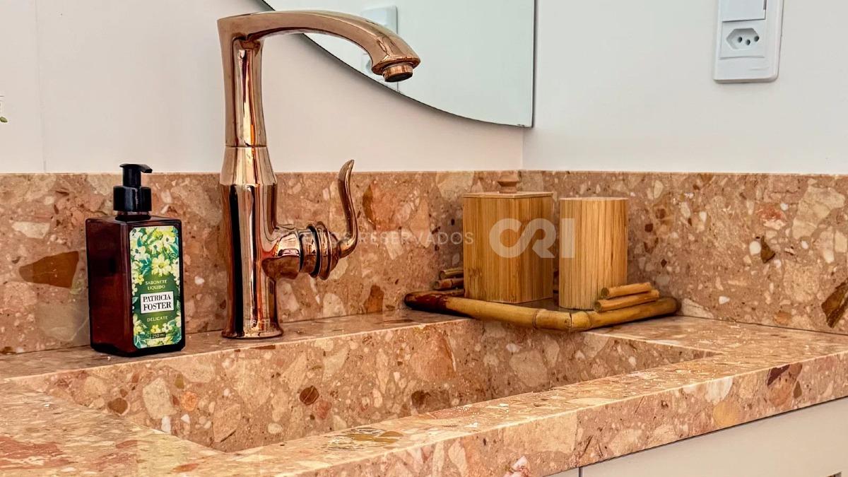 Apartamento duplex com 4 suítes no Edifício Marie Antoniette na Meia Praia em Itapema