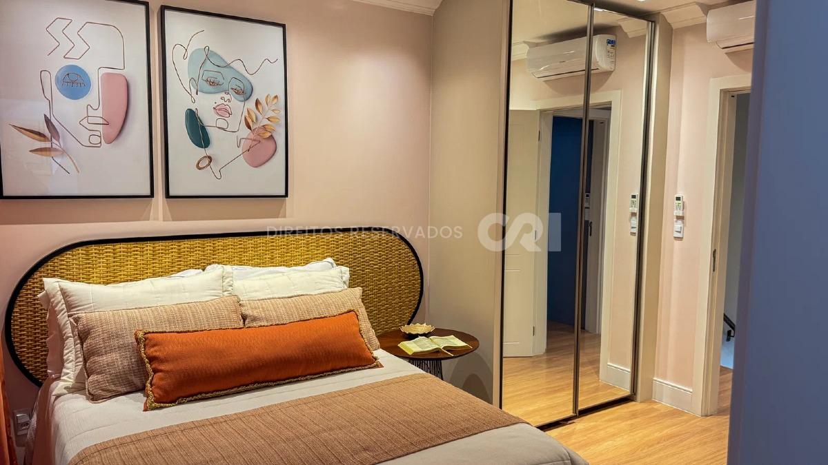 Apartamento duplex com 4 suítes no Edifício Marie Antoniette na Meia Praia em Itapema