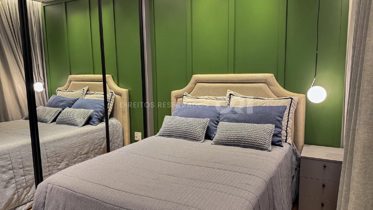 Apartamento duplex com 4 suítes no Edifício Marie Antoniette na Meia Praia em Itapema