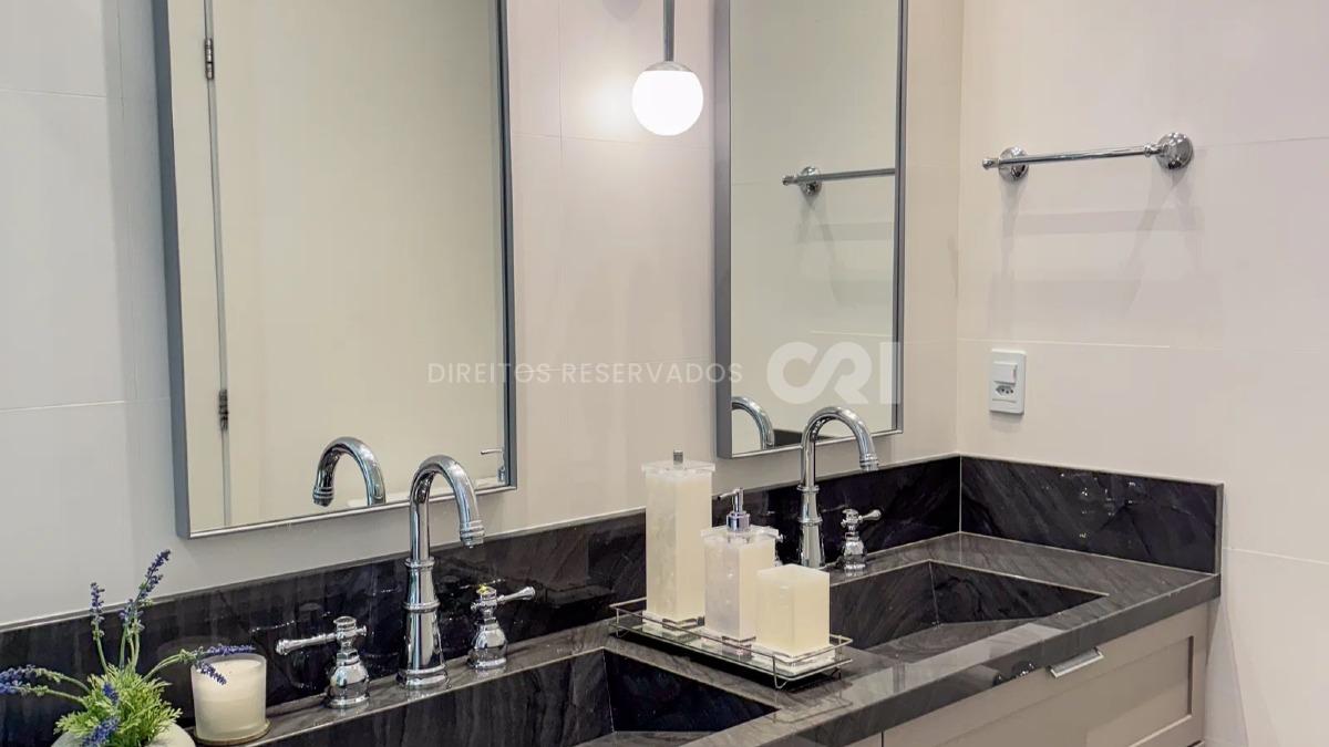 Apartamento duplex com 4 suítes no Edifício Marie Antoniette na Meia Praia em Itapema