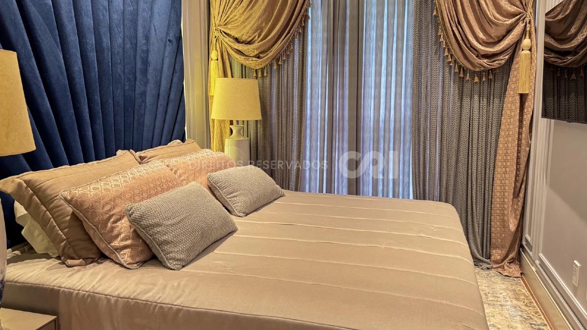 Apartamento duplex com 4 suítes no Edifício Marie Antoniette na Meia Praia em Itapema